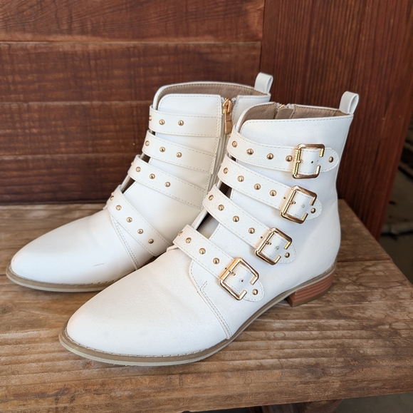 Stylish White Ankle Boots with Pointed Toe and Straps - Picture 4 of 9